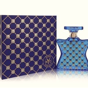 NOTES:
Pear, Black Currant, Violet Leaves, Oud Accord, Amber, Vanilla